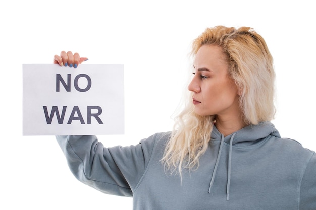 Een jonge vrouw houdt een no-war-poster vast op een witte achtergrond