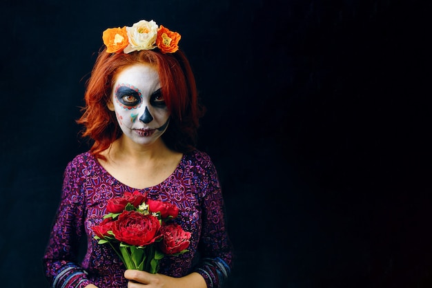 Een jonge vrouw in dag van de doden maskeren schedel gezicht kunst
