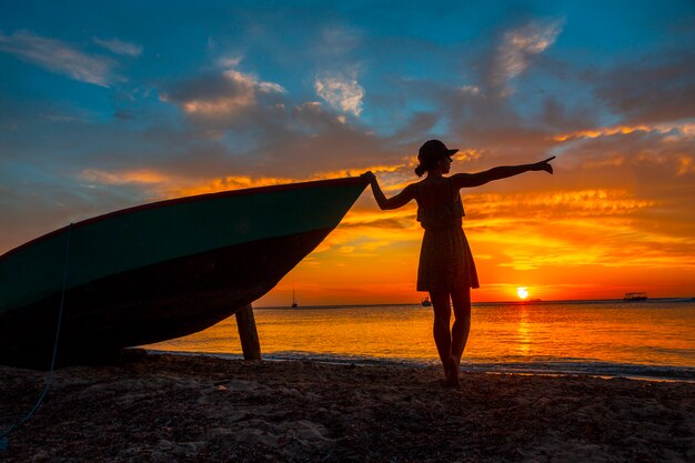 Een jonge vrouw in een boot bij Roatan Sunset vanuit West End. Honduras