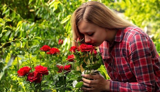 Een jonge vrouw is allergisch voor bloemen