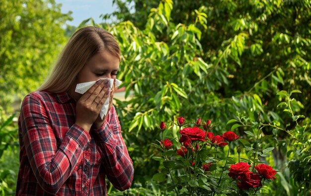 Foto een jonge vrouw is allergisch voor bloemen