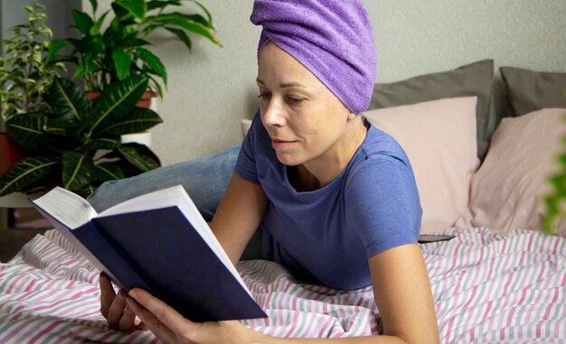 een jonge vrouw leest een boek