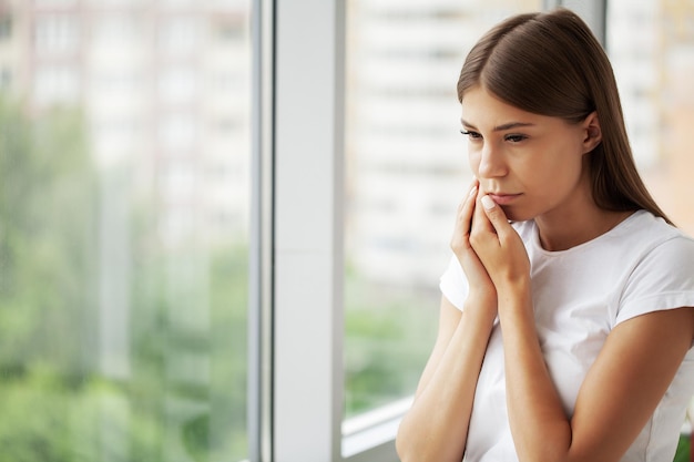 Een jonge vrouw lijdt aan kiespijn op kantoor