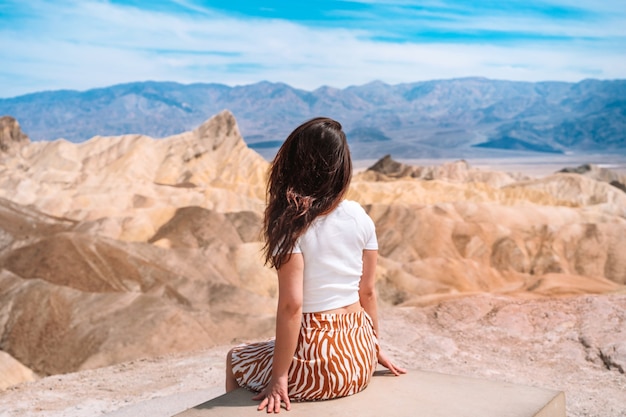 Een jonge vrouw loopt door Death Valley met schilderachtige landschappen