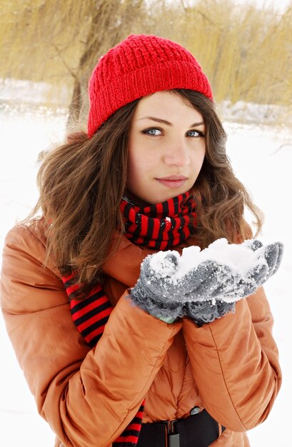 Een jonge vrouw met een bos sneeuw