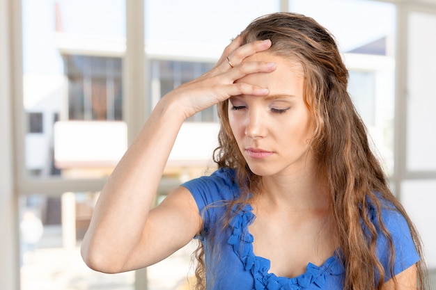 Een jonge vrouw met een hoofdpijnhoofd