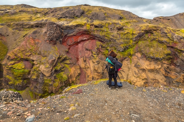 Een jonge vrouw met een rugzak op de 4-daagse trektocht vanuit Landmannalaugar. IJsland