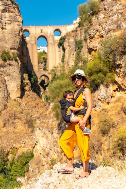 Een jonge vrouw met haar zoon bij het uitzichtpunt van de nieuwe brug in de provincie ronda in malaga andalusië