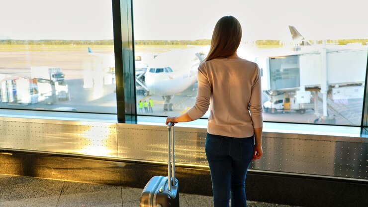 Een jonge vrouw op de luchthaven