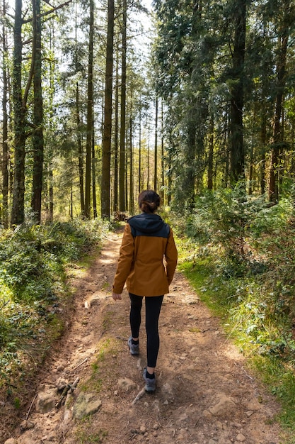 Een jonge vrouw op het pad naar de berg Andatza in de stad Usurbil Gipuzkoa Baskenland