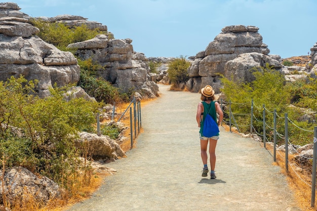 Een jonge vrouw op trektocht in de Torcal de Antequera Malaga Spanje