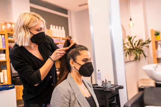 Een jonge vrouw poseren in de make-up studio