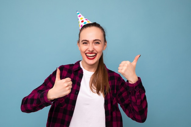 Een jonge vrouw viert vakantie met een pet op haar hoofd