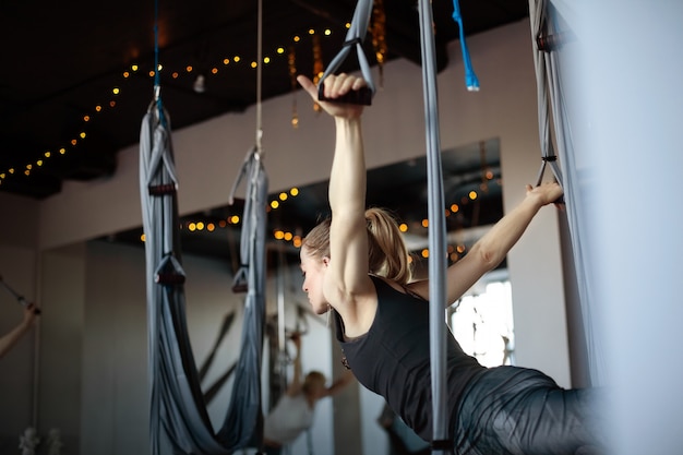 Een jonge vrouw voert een yoga-oefening in een fitness-klasse