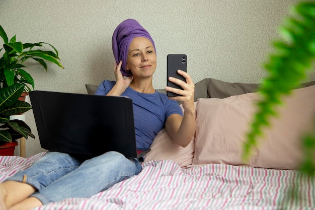 een jonge vrouw werkt op een computer