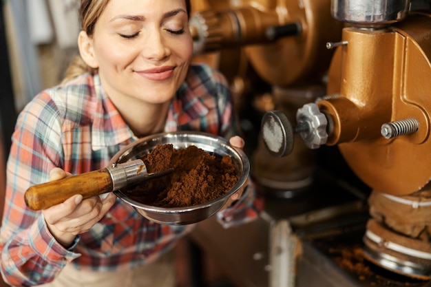 Foto een jonge vrouwelijke koffiefabrieksarbeider veroordeeld tot gemalen koffie