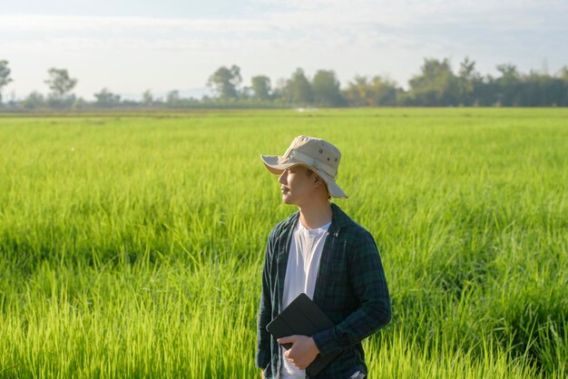 Een jonge vrouwelijke slimme boer met tablet op het veld, hoogtechnologische innovaties en slimme landbouw