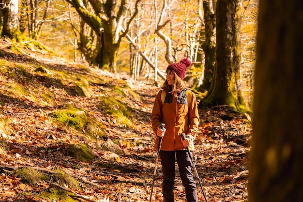 Een jonge wandelaar die in de herfst het natuurpark artikutza bezoekt