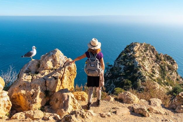 Een jonge wandelaar op de mirador de carabineros in het natuurpark penon de ifach in de stad calpe valencia valenciaanse gemeenschap spanje middellandse zee