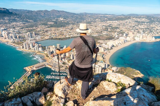 Een jonge wandelaar op de top van het natuurpark Penon de Ifach in Calpe Valencia Valenciaanse Gemeenschap Spanje Middellandse Zee Uitzicht op de Cantal Roig en het strand van La Fossa