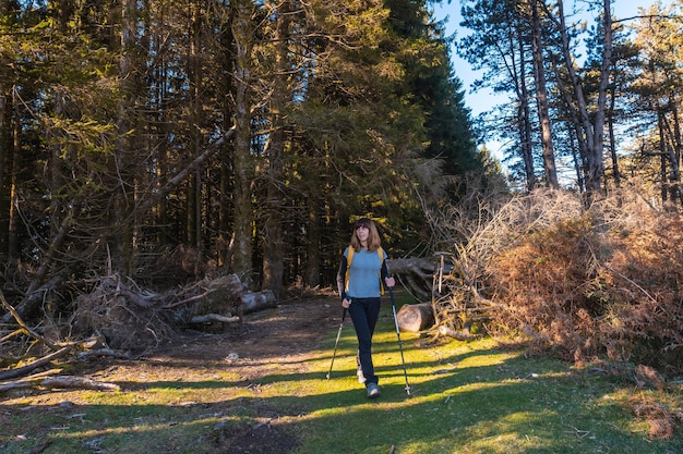 Een jonge wandelaar op een pad in het natuurpark artikutza bij san sebastian