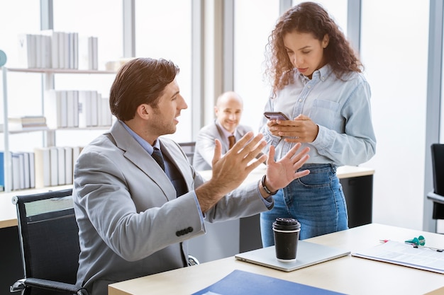 Een jonge zakenmensen bespreken en brainstormen op modern kantoor