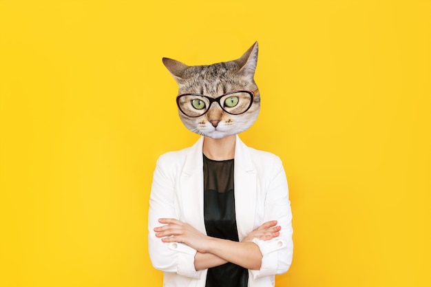 Een jonge zakenvrouw onder leiding van een kattenkop in een witte jas en een bril staat met haar armen gekruist