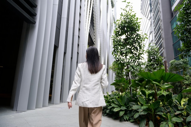 Een jonge zakenvrouw werkt in het moderne centrum van Singapore