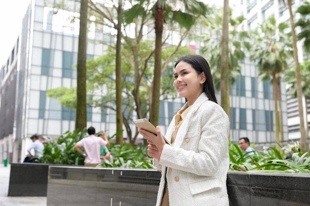 Een jonge zakenvrouw werkt in het moderne centrum van singapore