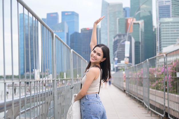 Foto een jonge zakenvrouw werkt in het moderne centrum van singapore
