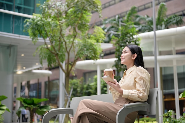 Een jonge zakenvrouw werkt in het moderne centrum van Singapore