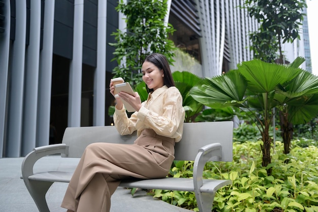 Een jonge zakenvrouw werkt in het moderne centrum van singapore