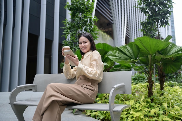 Een jonge zakenvrouw werkt in het moderne centrum van Singapore