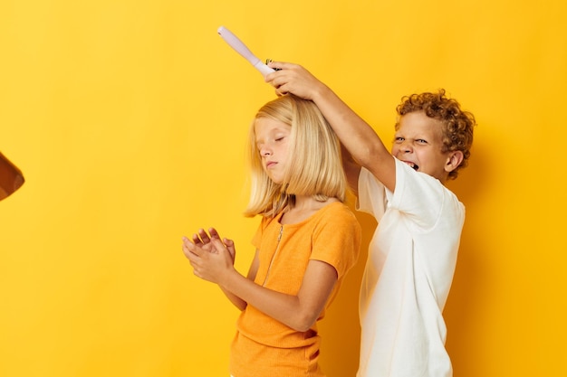 Een jongen die een meisje kamt met blond haar van 39