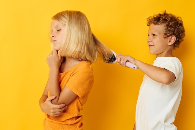 Een jongen die een meisje kamt met blond haar van 39