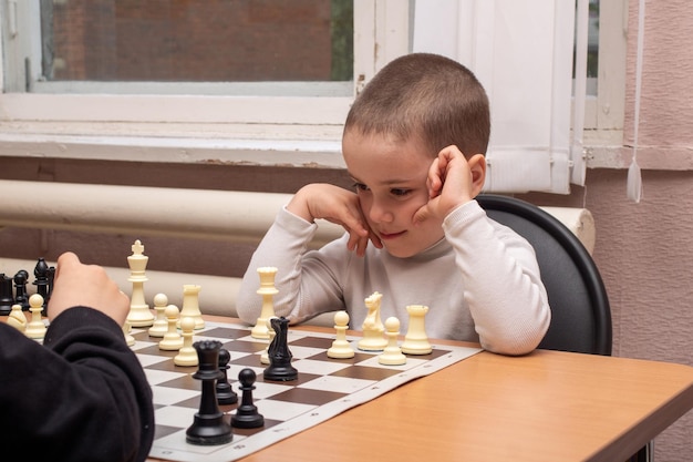 een jongen en een meisje schaken de jongen wint