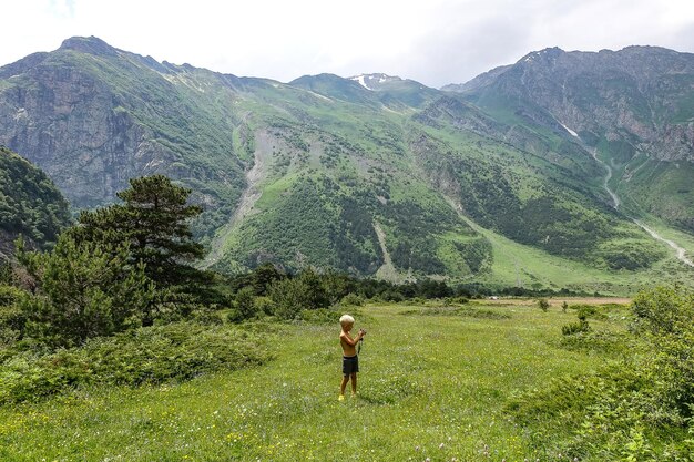 Een jongen in de kloof van de Cherek-rivier in de buurt van het Ushtulu-kanaal Kaukasus 2021