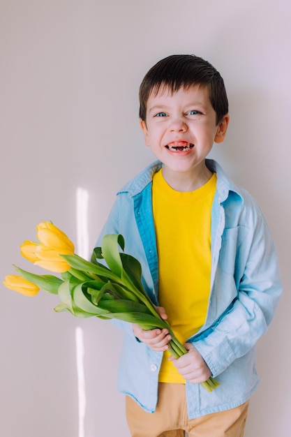 Een jongen met een boeket tulpen Lifestyle Postkaart voor 8 maart Gefeliciteerd