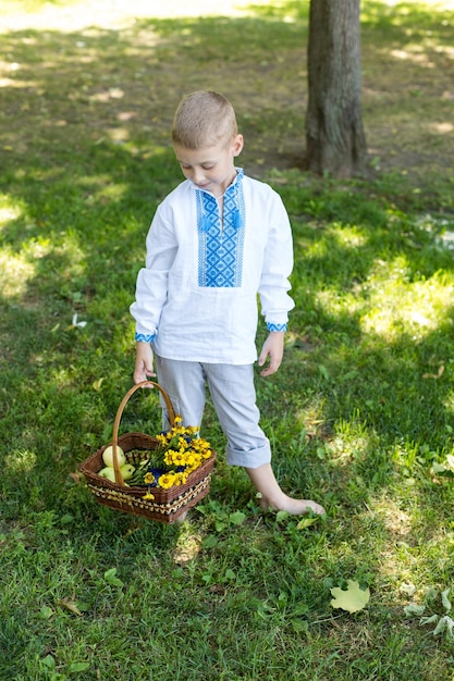 Een jongen met een mand bloemen