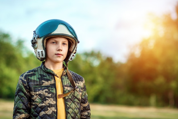 Een jongen met een pilotenhelm