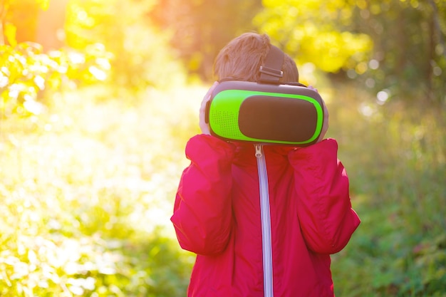 Een jongen met een virtual reality-bril op straat moderne kinderen moderne technologieën