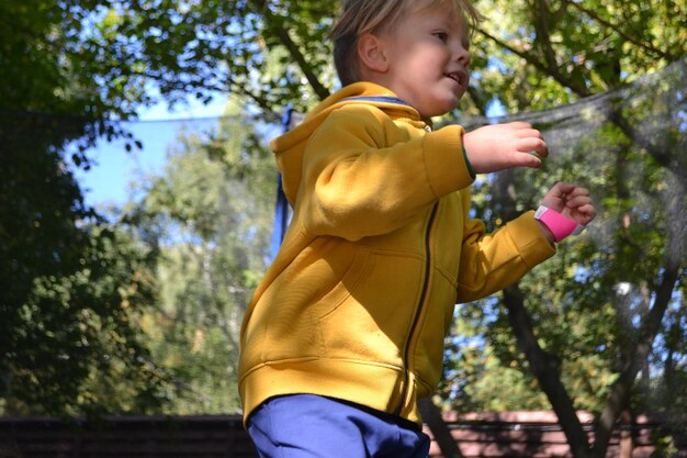 Foto een jongen op een trampoline in de tuin hoogwaardige foto