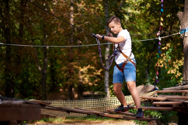 Een jongen overwint een obstakel in een pretpark