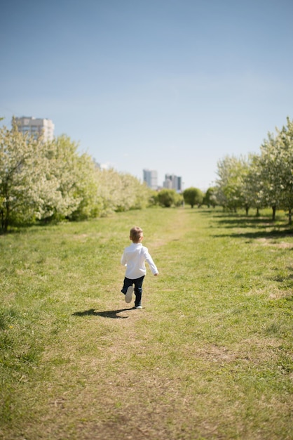 Een jongen rent weg in een zomerpark