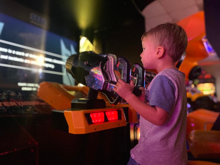 Foto een jongen speelt videospelletjes.