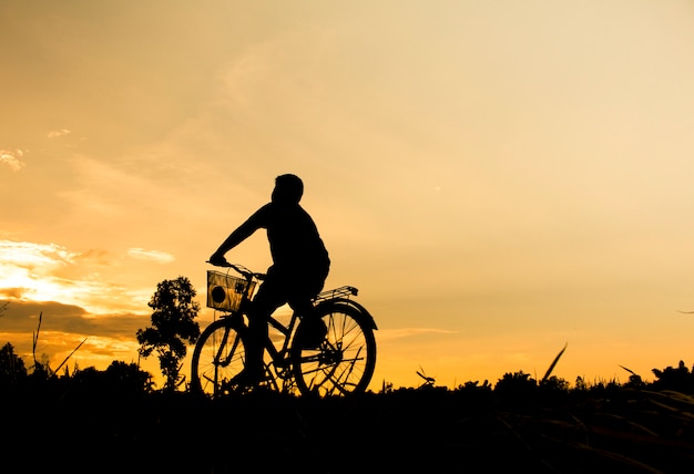 Een jongens fitness silhouet zonsopgang fietsen workout wellness concept