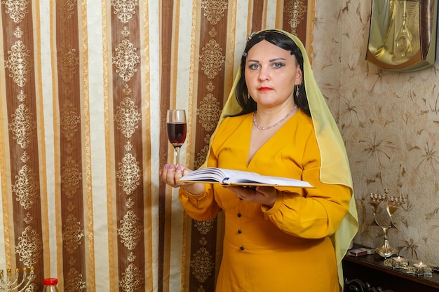 Een Joodse vrouw met een pruik en een hoofdbedekking thuis aan de tafel bij de Pesach Seder