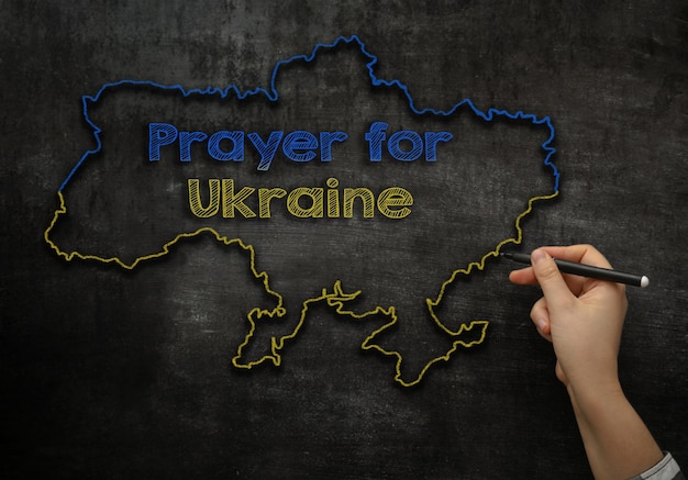 Een kaart van Oekraïne met tekstgebed voor Oekraïne is op het schoolbord getekend