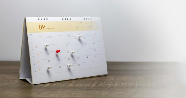 Een kalender met een rode knop waarop 'het jaar van de geit' staat