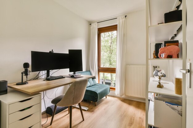 Een kamer met een bureaustoel en een computerscherm erop staat voor een raam dat uitkijkt op de